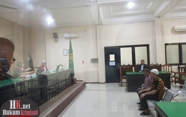 Terdakwa Salman dan Rusdiansyah terlihat tenang dalam persidangan. (foto: LVL)
