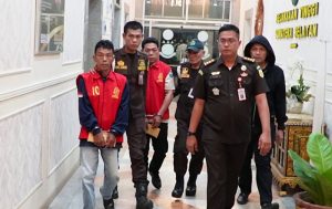 Tersangka N dan JS digiring petugas Kejaksaan ke mobil tahanan untuk dibawa ke Rumah Tahanan Negara Kelas 1 Palembang. (foto: Exclusive)