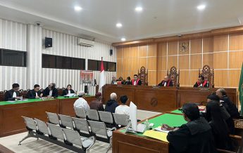 Sidang pembacaan dakwaan kepada 4 terdakwa dalam perkara Tindak Pidana Korupsi Pengelolaan Keuangan Perusda BKS. (foto: Exclusive)