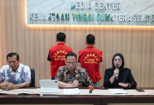Kasi Penkum Kejati Sumsel Vanny Yulia Eka Sari, SH, MH pada Konferensi Pers penetapan tersangka dalam OTT di Kantor Camat Pagar Gunung. (foto: Exclusive)
