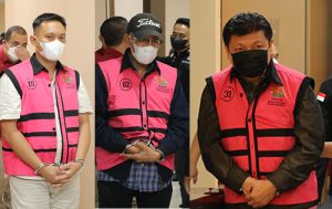Tiga tersangka dalam perkara pemberian kredit kepada PT. Sritex masing-masing DS, ZM, dan ISL. (foto: Exclusive)
