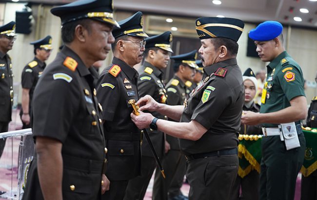 Jaksa Agung ST Burhanuddin melantik sejumla Kajati termasuk Kajati Kaltim Dr. Supardi, SH, MH. (foto: Exclusive)