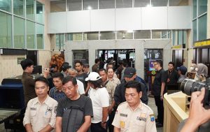 20 Kades terjaring OTT di Kantor Camat Pagar Gunung terkait ADD. (foto: Exclusive)