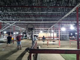 Unit Opsnal Jatanras Sat Reskrim Polresta Samarinda di lokasi yang dilaporkan masyarakat sebagai tempat aktivitas perjudian. (foto: Humas)