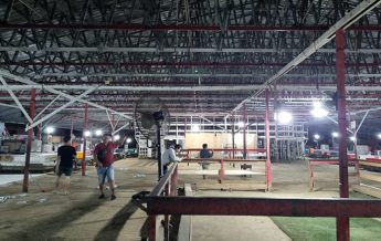 Unit Opsnal Jatanras Sat Reskrim Polresta Samarinda di lokasi yang dilaporkan masyarakat sebagai tempat aktivitas perjudian. (foto: Humas)