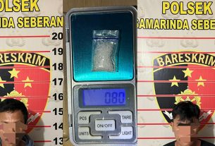 Tersangka MRS dan APP dengan barang bukti Sabu yang disita. (foto: Exclusive)