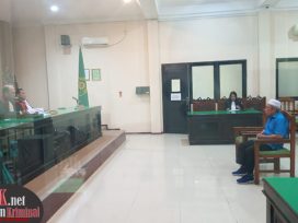 Terdakwa Kasman terlihat tenang mendengarkan pembacaan putusan Majelis Hakim. (foto: Lukman)
