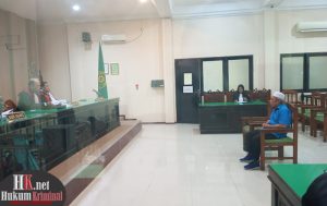 Terdakwa Kasman terlihat tenang mendengarkan pembacaan putusan Majelis Hakim. (foto: Lukman)