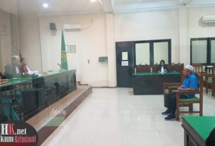 Terdakwa Kasman terlihat tenang mendengarkan pembacaan putusan Majelis Hakim. (foto: Lukman)
