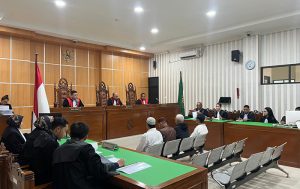 Sidang pembacaan dakwaan kepada 4 terdakwa dalam perkara Tindak Pidana Korupsi Pengelolaan Keuangan Perusda BKS. (foto: Exclusive) 