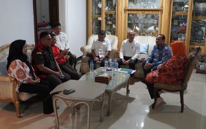 Penggeledahan dan penyitaan di rumah mantan Wali Kota Palembang dipimpin Koordinator Kejati Sumsel Dr. Erwin Indrapraja, SH, MH. (foto: Exclusive)