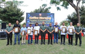 Pangdam VI/Mlw Mayjen TNI Rudy Rachmat Nugraha, SIP, MSc bersilaturrahmi dengan para komunitas otomotif dan insan media dalam acara Coffee Morning. (foto: Pendam)