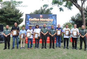 Pangdam VI/Mlw Mayjen TNI Rudy Rachmat Nugraha, SIP, MSc bersilaturrahmi dengan para komunitas otomotif dan insan media dalam acara Coffee Morning. (foto: Pendam)