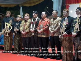 Penyerahan Tokoh Wayang yang akan dipentaskan pada pagelaran Wayang Kulit dalam rangka HUT Ke-80 Mahkamah Agung. (foto: Exclusive)