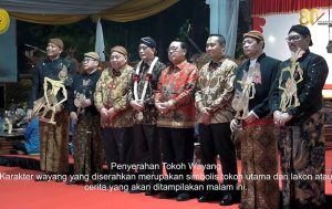 Penyerahan Tokoh Wayang yang akan dipentaskan pada pagelaran Wayang Kulit dalam rangka HUT Ke-80 Mahkamah Agung. (foto: Exclusive)