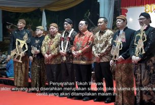 Penyerahan Tokoh Wayang yang akan dipentaskan pada pagelaran Wayang Kulit dalam rangka HUT Ke-80 Mahkamah Agung. (foto: Exclusive)