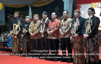 Penyerahan Tokoh Wayang yang akan dipentaskan pada pagelaran Wayang Kulit dalam rangka HUT Ke-80 Mahkamah Agung. (foto: Exclusive)