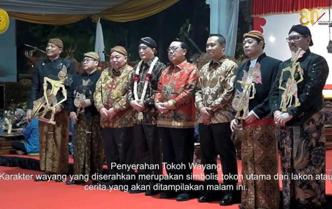 Penyerahan Tokoh Wayang yang akan dipentaskan pada pagelaran Wayang Kulit dalam rangka HUT Ke-80 Mahkamah Agung. (foto: Exclusive)