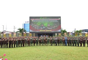 Pangdam VI/Mlw Mayjen TNI Rudy Rachmat Nugraha, SIP, MSc bersama Kajati Kaltim Assoc. Prof. Dr. Supardi,SH, MH pada penandatanganan kerja sama dalam rangka memperkuat sinergi dan kolaborasi antarlembaga penegak hukum dan pertahanan negara. (foto: Exclusive)