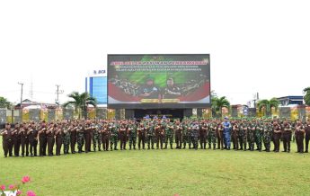 Pangdam VI/Mlw Mayjen TNI Rudy Rachmat Nugraha, SIP, MSc bersama Kajati Kaltim Assoc. Prof. Dr. Supardi,SH, MH pada penandatanganan kerja sama dalam rangka memperkuat sinergi dan kolaborasi antarlembaga penegak hukum dan pertahanan negara. (foto: Exclusive)