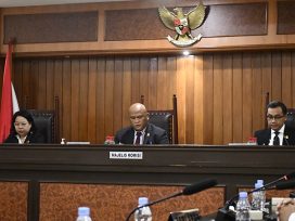 Sidang putusan Majelis KPPU dalam perkara nomor 19/KPPU-M/2024 diketuai Hilman Pujana dengan Anggota Majelis Eugenia Mardanugraha dan Mohammad Reza. (foto: Exclusive)