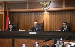 Sidang putusan Majelis KPPU dalam perkara nomor 19/KPPU-M/2024 diketuai Hilman Pujana dengan Anggota Majelis Eugenia Mardanugraha dan Mohammad Reza. (foto: Exclusive)