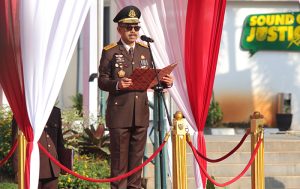 Asep Nana Mulyana, Plt Wakil Jaksa Agung pimpin upacara peringatan HUT Ke-80 Kemerdekaan Republik Indonesia di Lapangan Upacara Kejaksaan Agung. (foto: Exclusive)