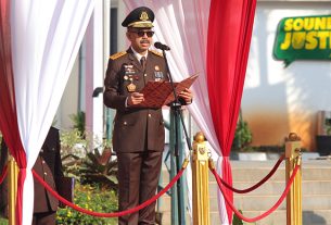 Asep Nana Mulyana, Plt Wakil Jaksa Agung pimpin upacara peringatan HUT Ke-80 Kemerdekaan Republik Indonesia di Lapangan Upacara Kejaksaan Agung. (foto: Exclusive)