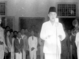 Detik-detik proklamasi 17 Agustus 1945 diabadikan Frans Mendur dan Alex Mendur. (foto: ist)