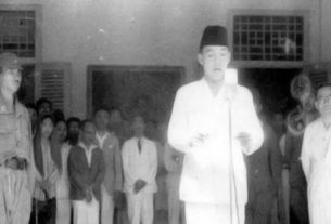 Detik-detik proklamasi 17 Agustus 1945 diabadikan Frans Mendur dan Alex Mendur. (foto: ist)