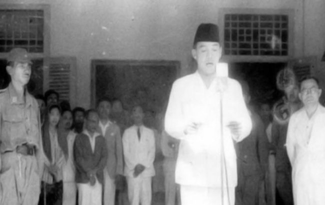 Detik-detik proklamasi 17 Agustus 1945 diabadikan Frans Mendur dan Alex Mendur. (foto: ist)