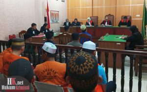 Kelima terdakwa terlihat tenang mendengarkan pembacaan putusan. (foto: Lukman)