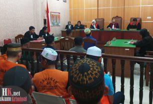 Kelima terdakwa terlihat tenang mendengarkan pembacaan putusan. (foto: Lukman)