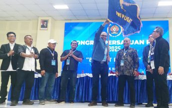 Akhmad Munir mengibarkan Bendera Pataka PWI Pusat setelah dinobatkan sebagai Ketua Umum PWI Pusat periode 2025–2030, usai meraih dukungan 52 suara mengalahkan jumlah perolehan suara Hendry Ch. Bangun yang hanya meraih 35 suara. (foto: Exclusive)