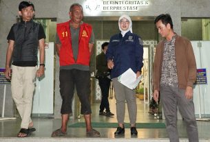 Terpidana Jhoni Engglani digiring petugas bersama Kasi Penkum Kejati Sumsel Vanny Yulia Eka Sari, SH, MH. (foto: Exclusive)