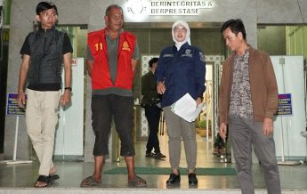 Terpidana Jhoni Engglani digiring petugas bersama Kasi Penkum Kejati Sumsel Vanny Yulia Eka Sari, SH, MH. (foto: Exclusive)