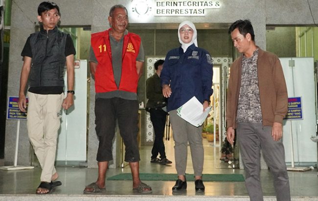 Terpidana Jhoni Engglani digiring petugas bersama Kasi Penkum Kejati Sumsel Vanny Yulia Eka Sari, SH, MH. (foto: Exclusive)