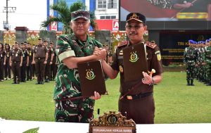 Pangdam VI/Mlw Mayjen TNI Rudy Rachmat Nugraha, SIP, MSc bersama Kajati Kaltim Assoc. Prof. Dr. Supardi,SH, MH pada penandatanganan kerja sama dalam rangka memperkuat sinergi dan kolaborasi antarlembaga penegak hukum dan pertahanan negara. (foto: Exclusive)