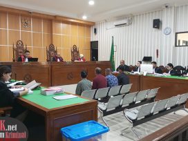 Empat saksi memberikan keterangan dalam sidang secara langsung, dua lainnya memberikan keterangan melalui zoom. (foto: Lukman)