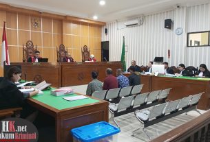 Empat saksi memberikan keterangan dalam sidang secara langsung, dua lainnya memberikan keterangan melalui zoom. (foto: Lukman)