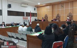 Empat terdakwa masing-masing Direktur Utama Perusda BKS periode 2016-2020 Brigjen TNI (Purn.) Idaman Ginting Suka; Direktur Utama PT RPB Syamsul Rizal; Direktur Utama PT Gunung Bara Unggul M Noor Herryanto; dan Kuasa Direktur CV Al Ghozan Nurhadi Jamaluddin. (foto: Lukman)