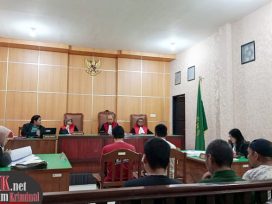 Keenam terdakwa mendegarkan tuntutan JPU dari Kejaksaa Tinggi Kaltim. (foto: Lukman)