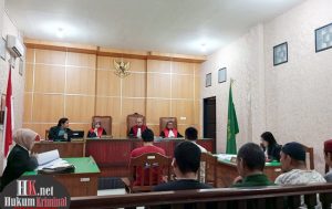 Keenam terdakwa mendegarkan tuntutan JPU dari Kejaksaa Tinggi Kaltim. (foto: Lukman)