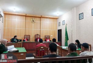 Keenam terdakwa mendegarkan tuntutan JPU dari Kejaksaa Tinggi Kaltim. (foto: Lukman)