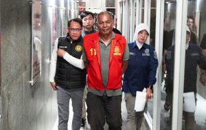 Terpidana Jhoni Engglani digiring petugas bersama Kasi Penkum Kejati Sumsel Vanny Yulia Eka Sari, SH, MH. (foto: Exclusive)