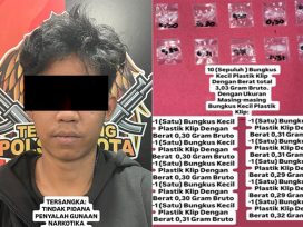 Tersangka RAM dengan barang bukti yang disita Tim Elang Unit Reskrim Polsek Samarinda Kota. (foto: Exclusive)