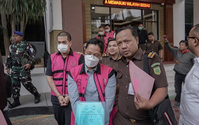 4 dari 9 tersangka perkara dugaan tindak pidana korupsi dalam tata kelola minyak mentah dan produk kilang pada PT Pertamina (Persero), Sub Holding dan Kontraktor Kontrak Kerjasama (KKKS) tahun 2018-2023 saat tahap II beberapa waktu lalu. (foto: Exclusive)