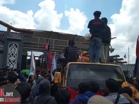 Aliansi Mahakam menggelar unjuk rasa di depan Kantor DPRD Kaltim menyampaikan 11 tuntutan. (foto: AF)