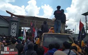Aliansi Mahakam menggelar unjuk rasa di depan Kantor DPRD Kaltim menyampaikan 11 tuntutan. (foto: AF)