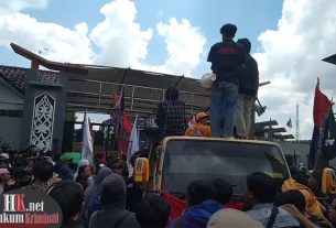 Aliansi Mahakam menggelar unjuk rasa di depan Kantor DPRD Kaltim menyampaikan 11 tuntutan. (foto: AF)